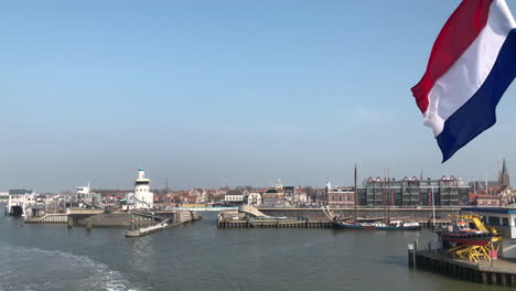 Vista-Del-Puerto-Del-Casco-Antiguo-Con-Bandera-Holandesa-Ondeando-En-El-Viento.