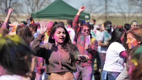 Statische-Zeitlupenaufnahme-Einer-Holi-Tänzerin-Beim-Festival