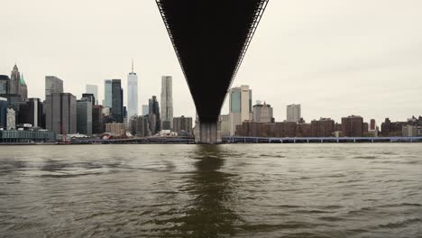 Brooklyn-Bridge-connecting-the-East-River-from-Brooklyn-to-Manhattan-in-New-York-City