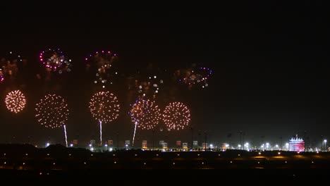 Manama,-Bahrein---16-De-Diciembre:-Fuegos-Artificiales-Exhibidos-En-El-Circuito-Internacional-De-Bahrein-Con-Motivo-Del-Día-Nacional-De-Bahrein