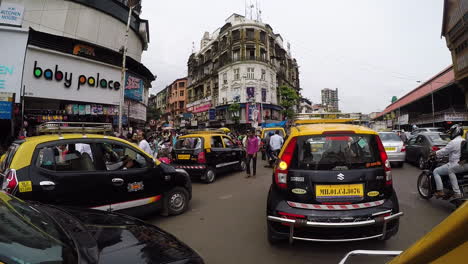 Rikschas,-Motorroller,-Fahrräder-Und-Menschen-Auf-Den-Belebten-Straßen-Mumbais