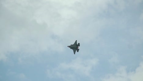 Lockheed-Martin-F-35-Lightning-in-flight