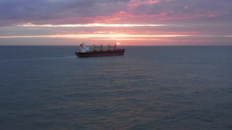 Timelapse-Del-Carguero-Que-Sale-Del-Westerschelde-Hacia-El-Mar-Del-Norte-Durante-Una-Puesta-De-Sol