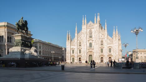 Mailand,-Italien---03.-Mai-2021:-Masse-Von-Touristen-Auf-Dem-Platz-Vor-Dem-Duomo-Von-Mailand,-Sonniger-Tageszeitraffer,-Italien