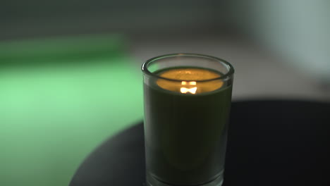 Video-De-Mal-Humor-De-Una-Estera-De-Yoga-Verde-Y-Una-Vela-De-Salvia-Verde-Encendida-Para-Representar-La-Meditación-Y-El-Yoga-En-Casa.