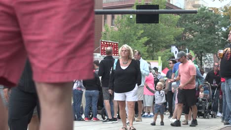 Taste-Of-Madison,-Ein-Paar-Reicht-Sich-Gegenseitig-Bier