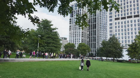 Menschen-Stehen-Schlange,-Um-Die-Aufgebahrte-Königin-Im-Jubilee-Park-Zu-Sehen