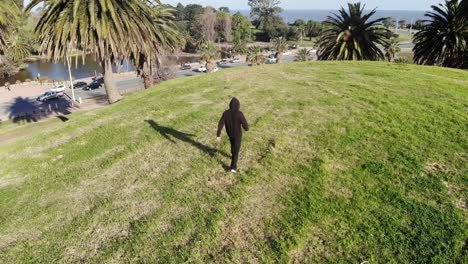 Hombre-Caminando-En-El-Parque-Imágenes-Aéreas-Montevideo-Uruguay