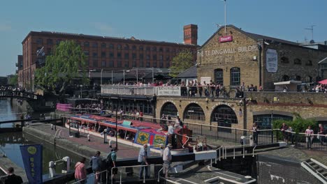 Hand-held-shot-overlooking-Regent-Canal-besides-the-Camden-Lock-Market,-London,-UK