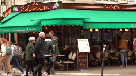 Menschen,-Die-Vor-Einem-Traditionellen-Café-An-Einer-Straßenecke-In-Paris-Spazieren-Gehen