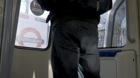 Un-Hombre-Adulto-Casual-Parado-Junto-A-La-Puerta-Del-Tren-Jubileo-Cuando-Se-Acerca-Al-Andén-De-La-Estación-Para-Salir