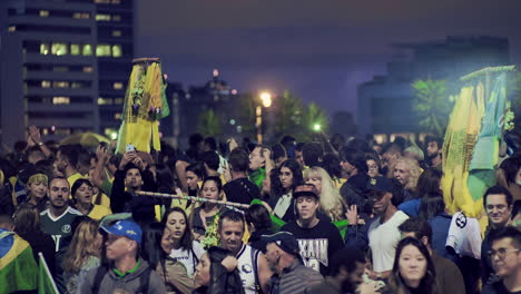 Grupo-De-Simpatizantes-Del-Presidente-Electo-Brasileño-Jair-Messias-Bolsonaro-Celebrando-Su-Victoria-En-Las-Piscinas-En-2018