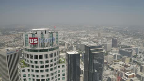 Toma-Aérea-De-US-Bank-En-El-Centro-De-Los-Ángeles-En-Un-Día-Soleado.