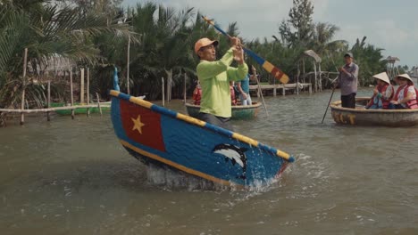 Reifer-Erwachsener-Vietnamesischer-Mann,-Der-Stunts-In-Einem-Bunten-Korbboot-Durchführt