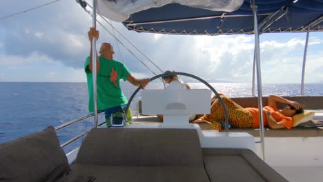 Un-Hombre-Tahitiano-En-La-Cubierta-De-Un-Catamarán-Navegando-En-Barco-En-La-Polinesia-Francesa