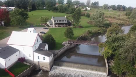 Imágenes-Aéreas-Cinematográficas-Del-Museo-Wagaman-Mill-Y-La-Presa-En-El-Río-Skunk-En-La-Zona-Rural-De-Iowa,-EE.UU.