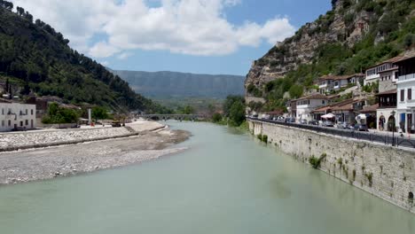 Berat,-Albanien,-Diese-2.413-Jahre-Alte-Stadt,-Der-Stolz-Der-Albanischen-Architektur,-Die-Unter-Dem-Schutz-Der-Unesco-Steht,-Liegt-120-Km-Von-Tirana-Entfernt