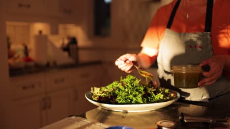 female-private-chef-dressing-a-salad-with-a-vinaigrette