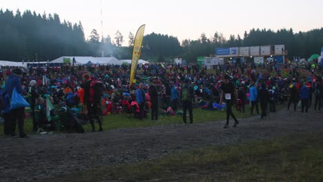 Zahlreiche-Orientierungssportfans-Schauen-Auf-Mega-Leinwand-Bei-Jukola-2019