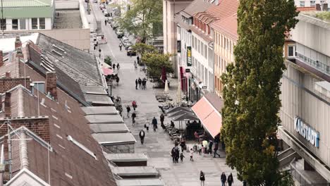 Innenstadt-Mit-Menschen,-Die-Am-Helllichten-Tag-Durch-Die-Straßen-Und-Gebäude-Laufen