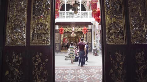 Tourists-Explore-Asian-Courtyard-in-Penang,-Malaysia,-Forward-Dolly