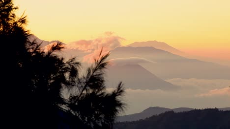 Puesta-De-Sol-En-El-Monte-Bromo,-Java-Oriental,-Indonesia