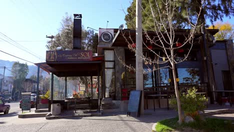 Vista-De-La-Avenida-Del-Sol-Con-Un-Restaurante-Y-Las-Montañas-De-Comechingones-Detrás-En-Un-Día-Soleado