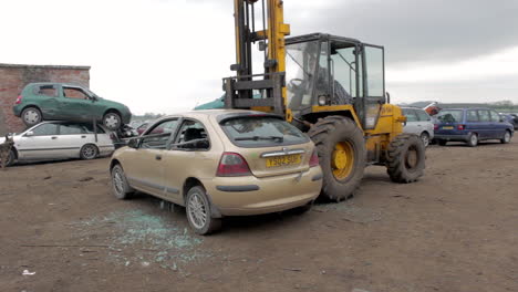 Carretilla-Elevadora-Recogiendo-El-Coche-Y-Rompiendo-Ventanas-En-Un-Patio-De-Desguace-De-Chatarra