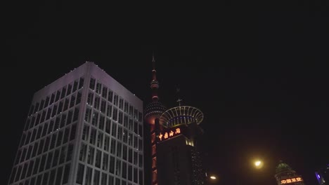 Blick-Auf-Die-Innenstadt-Von-Shanghai-Mit-Dem-Berühmten-Turm-Bei-Nacht