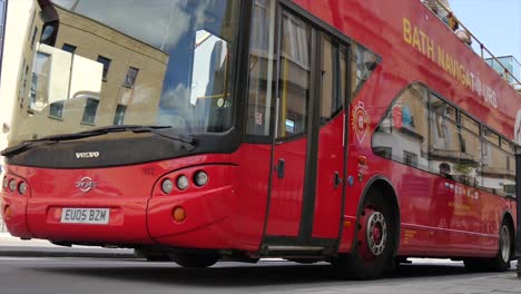 Autobuses-En-El-Centro-De-La-Ciudad-De-Bath.