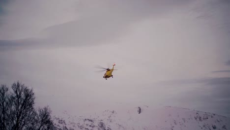 Helicóptero-Ambulancia-Aérea-Despegando-Del-Hospital-Unn-En-Tromso,-Cámara-Lenta