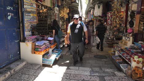 Bustling-crowd-on-old-market-in-Jerusalem,-Israel