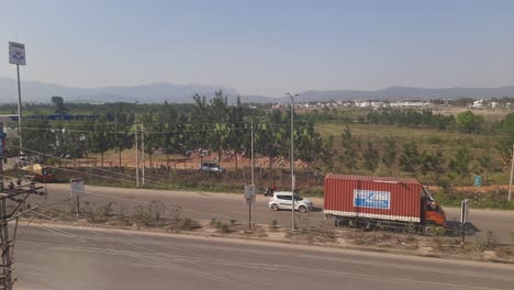 Toma-Estática-Del-Tráfico-En-Una-Carretera-India-En-Un-Día-Soleado.