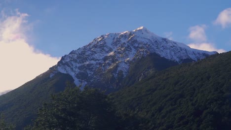 Las-Nubes-Ruedan-Sobre-Los-Picos-De-Las-Montañas-En-El-Paso-De-Arturo-De-Nueva-Zelanda