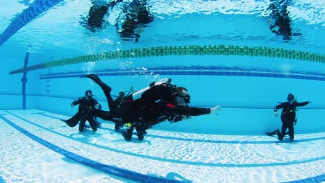 A-group-of-scuba-diving-students-learning-safety-procedures-during-a-scuba-lesson