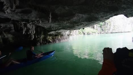 Verlassen-Einer-Höhle-Entlang-Der-Ha-Long-Bucht-An-Einem-Bewölkten-Tag-Mit-Wunderschönem-Meer-Und-Landschaft