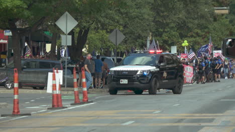 La-Policía-Acompaña-A-Los-Partidarios-De-Trump-Que-Protestan-Mientras-Marchan-Por-El-Centro-De-Austin-Después-De-Que-Biden-Derrota-A-Trump-En-Las-Elecciones-Presidenciales-Estadounidenses-De-2020.