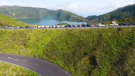 Este-Lago-Se-Encuentra-En-El-Cráter-De-Un-Antiguo-Volcán,-De-Ahí-El-Nombre-Lago-De-Fuego