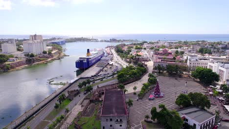 Fähre-Vor-Anker-Im-Hafen-Von-Santo-Domingo-Während-Der-Weihnachtsferien