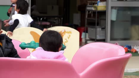 Niño-Jugando-En-El-Patio-De-Recreo,-Hilado,-Niñito,-Niño-Girando-En-Un-Tiovivo,-Niños