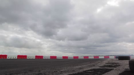 Nissan-Skyline-R34-Y-Nissan-280sx-A-La-Deriva-En-Una-Pista-De-Deriva-Vista-Desde-Un-ángulo-Bajo-Con-Mucho-Humo-De-Los-Neumáticos-Y-Carreras-Reñidas