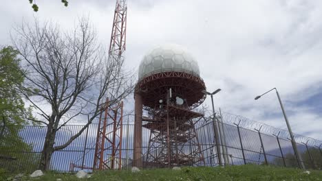 Toma-Panorámica-Lenta-O-Radar-De-Tráfico-Aéreo-Con-Cúpula-De-Colina-Kőris,-Hungría