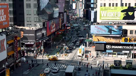 Daytime-Scene-On-Broadway-Street-With-People-And-Vehicles-Crossing-On-The-Road-In-Manhattan,-New-York-City,-USA