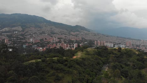 Aéreo-Sobre-Medellín-En-Colombia