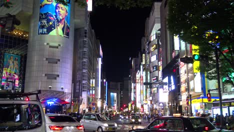 Autos,-Die-Im-Zeitraffer-Am-Berühmten-Shibuya-In-Tokio,-Japan,-Vorbeifahren