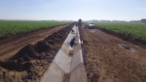 Bau-Von-Wasserstraßen-In-Landwirtschaftlichen-Gebieten-In-Villa-Nueva,-Guatemala-Stadt,-Guatemala-Am-4.-August-2022