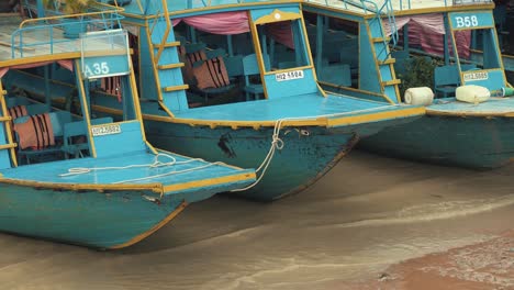 Tres-Barcos-Turísticos-Vacíos-Esperando-Clientes-En-El-Lago-Tonle-Sap.