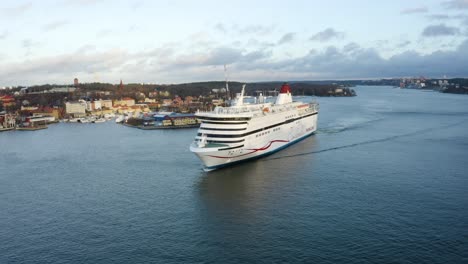 El-Crucero-Viking-Line-Cinderella-Entra-En-Estocolmo,-Terminal-Stadsgården