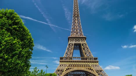 Einige-Schöne-Und-Atemberaubende-Zeitraffer-Vor-Dem-Eiffelturm-In-Frankreich-Machen