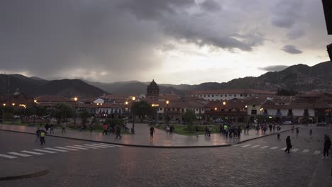 Menschen-Auf-Der-Berühmten-Plaza-De-Armas-In-Cusco,-Einer-Peruanischen-Stadt-In-Den-Anden